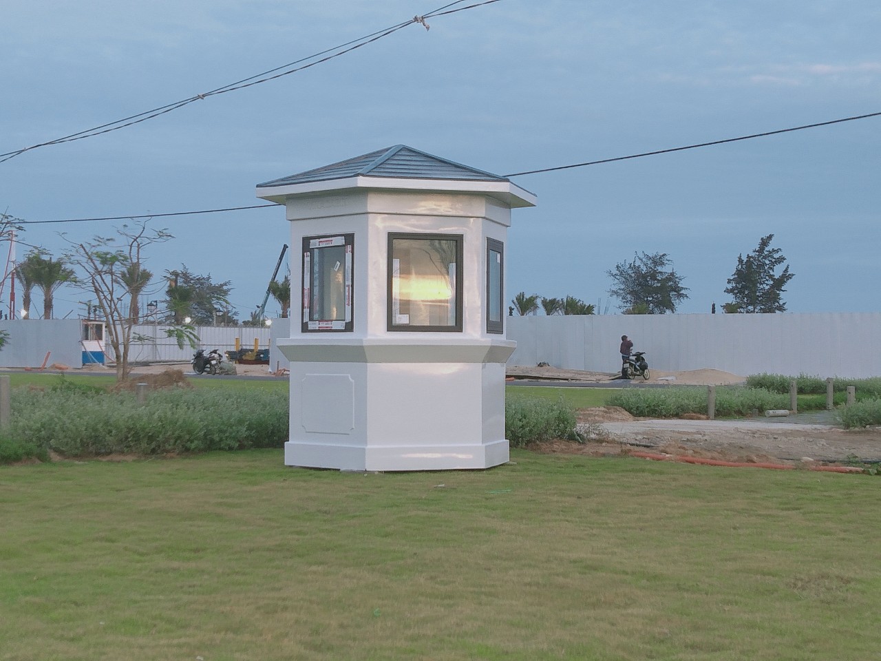 Lắp đặt chốt bảo vệ sân golf